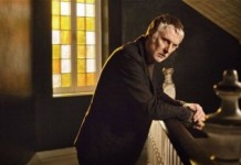 What remains: David Threlfall en la piel de un sabueso jubilado que no ha perdido su instinto