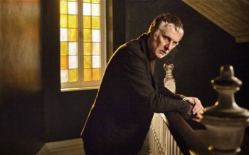 What remains: David Threlfall en la piel de un sabueso jubilado que no ha perdido su instinto