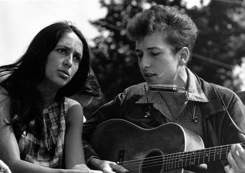 7 blues-poemas del ‘Nobel’ Bob Dylan que nos educaron contra el silencio
