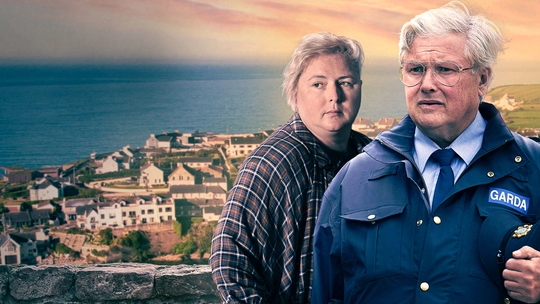 Holding: un delicioso noir de pueblo Conleth Hill y Siobhán McSweeney, dos de los protagonistas principales de la serie británico-irlandesa Holding
